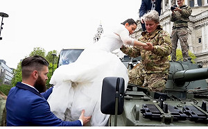 影／還敢搭嗎？夫婦叫Uber來坦克　萬人狂讚：小黃不敢惹