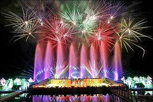 和紅面鴨一起過暑假！到花蓮鯉魚潭欣賞魔法水幕水舞秀