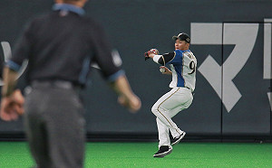 日職／驚！王柏融撲接飛球不成　手部不適退場檢查