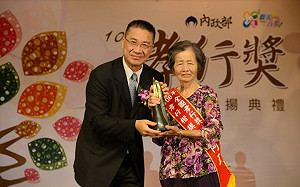 30位孝行楷模獲獎 徐國勇：珍惜與家人相聚時光