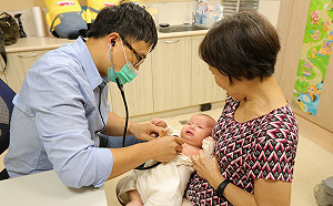 男嬰反覆發燒爸媽以為「過幾天就好」　晚送醫竟讓腎受損