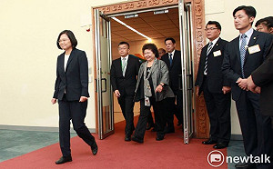 蔡英文攜「發言部隊」重兵出擊   全體總動員向「假消息」宣戰