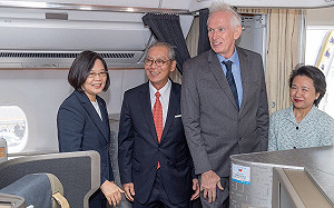 小英專機抵紐約莫健親迎  間諜尤達隨身拍吸6.4萬人