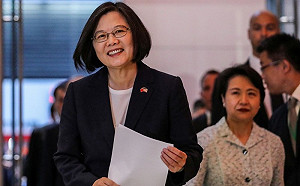 別苗頭！蔡英文過境美國 不戴帽但外衣別中、美國旗徽章