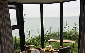 夯！搭藍眼淚熱 馬祖軍事據點變身「海景第一排」民宿