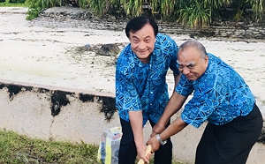 與吉里巴斯議長穿兄弟裝種椰子樹　蘇嘉全：結出友誼果實