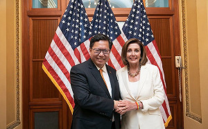 鄭文燦拜會美眾院議長裴洛西 轉贈總統賀禮祥龍琉璃