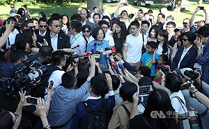 蔡總統漫步中央公園  難忘毛小孩自在奔跑