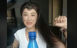 [影]接招瓶蓋挑戰 許淑華再變身神力女超人