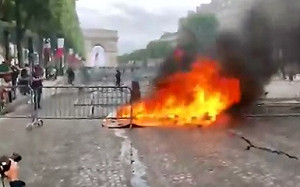 法國慶閱兵黃背心運動再起  火攻香榭大道175人被捕