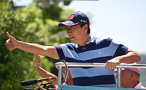 初選民調關鍵2日！ 「郭董」搭戰車遊街拜票作最後衝刺