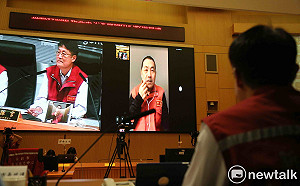 輕颱丹娜絲來襲！侯友宜著防災背心跨海指揮 提前返台防颱