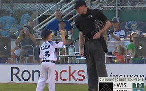 (影)可愛到爆表！美國六歲男童當總教練被趕出場氣PUPU