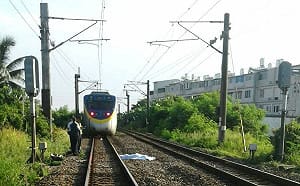 行人跨越軌道遭撞！台鐵「隆田＝嘉義」影響182分、5090旅客