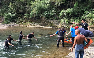 （影）遊客為拍照失足跌入溪中 涼山特勤隊出動救援