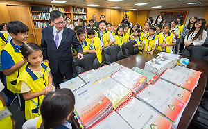 鄭文燦辦公室大公開 小小市長驚：公文比我暑假作業還多！