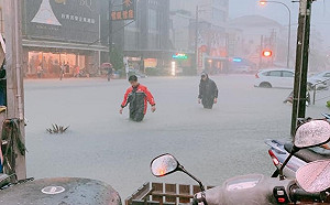(影) 清淤結果勝往年?  強降雨高雄多處街道變河流