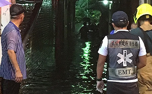 暴雨狂炸高雄 消防局搶救三民區淹水受困居民