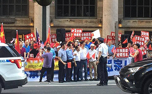 總統返程過境丹佛再遇抗議 管碧玲批:同套標語東西岸一體適用