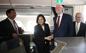 總統專機抵達丹佛 莫健登機迎接