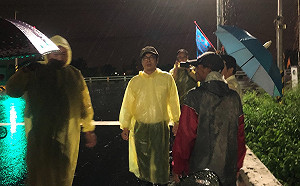 高雄淹大水！陳其邁冒雨勘災  網友呼：謝謝「陳市長」