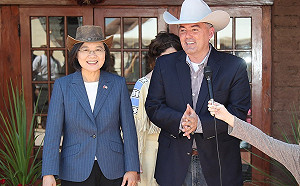 總統過境丹佛戴牛仔帽亮相 聚焦科技經濟交流