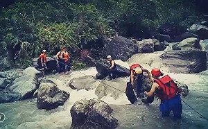 花蓮銅門翡翠谷溪水暴漲 4遊客受困獲救