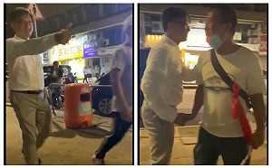 （影）港「政黑」握手合作？ 港建制派議員何君堯向白衣人「比讚」