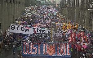 （影）護南海主權！數千菲人遊行高喊「中國離開」  彈劾杜特地