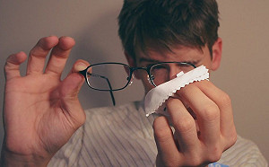 眼鏡布不能擦鏡片！驗光師揭「真正功能」　推翻眾人習慣