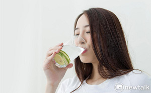 喝檸檬水可以改善酸性體質？國健署：沒有科學根據