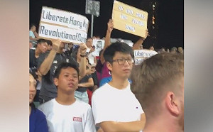 (影)籲全球關注反送中！曼城香港友誼賽 球迷舉標語高唱反極權歌曲