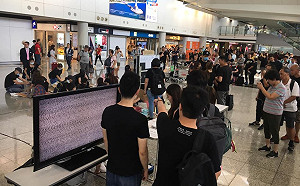 (影)香港機場 「和你飛」反送中 ５訴求籲撤回修例