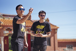 （影）徐展元、鄭兆村合體玩拋擲遊戲 為108年全運會宣傳暖身