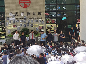 實行與學生的諾言！嶺南校長鄭國漢現身元朗遊行