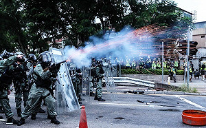 「光復元朗」衝突持續 港警催淚瓦斯猛攻