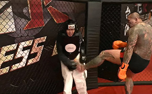 78秒踢到吃屎哥倒地求饒 館長揭黑幕:他後面很多人