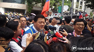 藍分裂隱憂 周錫瑋發難「請馬郝拉回郭台銘」