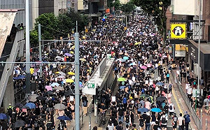 反送中「最後的合法集會」擠爆遮打花園 港警籲：要和平有序