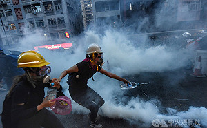 捍衛中聯辦不手軟  港警狂射催淚彈清場