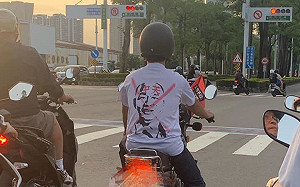 這背影超猛！ 罷韓、反紅媒一件白T全搞定