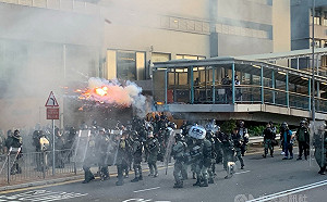 催淚彈雨捍衛中聯辦　港島入夜淪游擊戰場