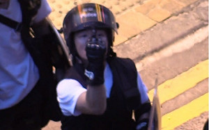 (影)港中大校園記者拍攝示威衝突 便衣港警蓄意強光照射、中指挑釁
