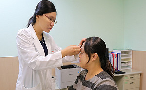 偏頭痛宛如緊箍咒上身　肉毒桿菌素助緩解