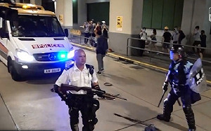 逾千人包圍警署聲援45名被捕者 港警噴胡椒劑一度朝民眾舉槍