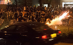 反送中群眾包圍警署 遭煙火攻擊至少7人傷