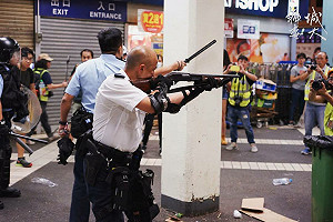 反送中千人包圍葵涌警署 港警打記者、霰彈槍對準民眾