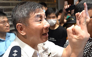 港警酷愛比中指？千人包圍警署聲援被捕青少年 港警又比中指回嗆