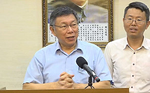 身邊站的是藍軍「棄將」 柯文哲被嘲「加油好嗎！」