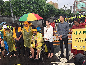 遭停權的高潞‧以用喊「林昶佐，我愛你！」